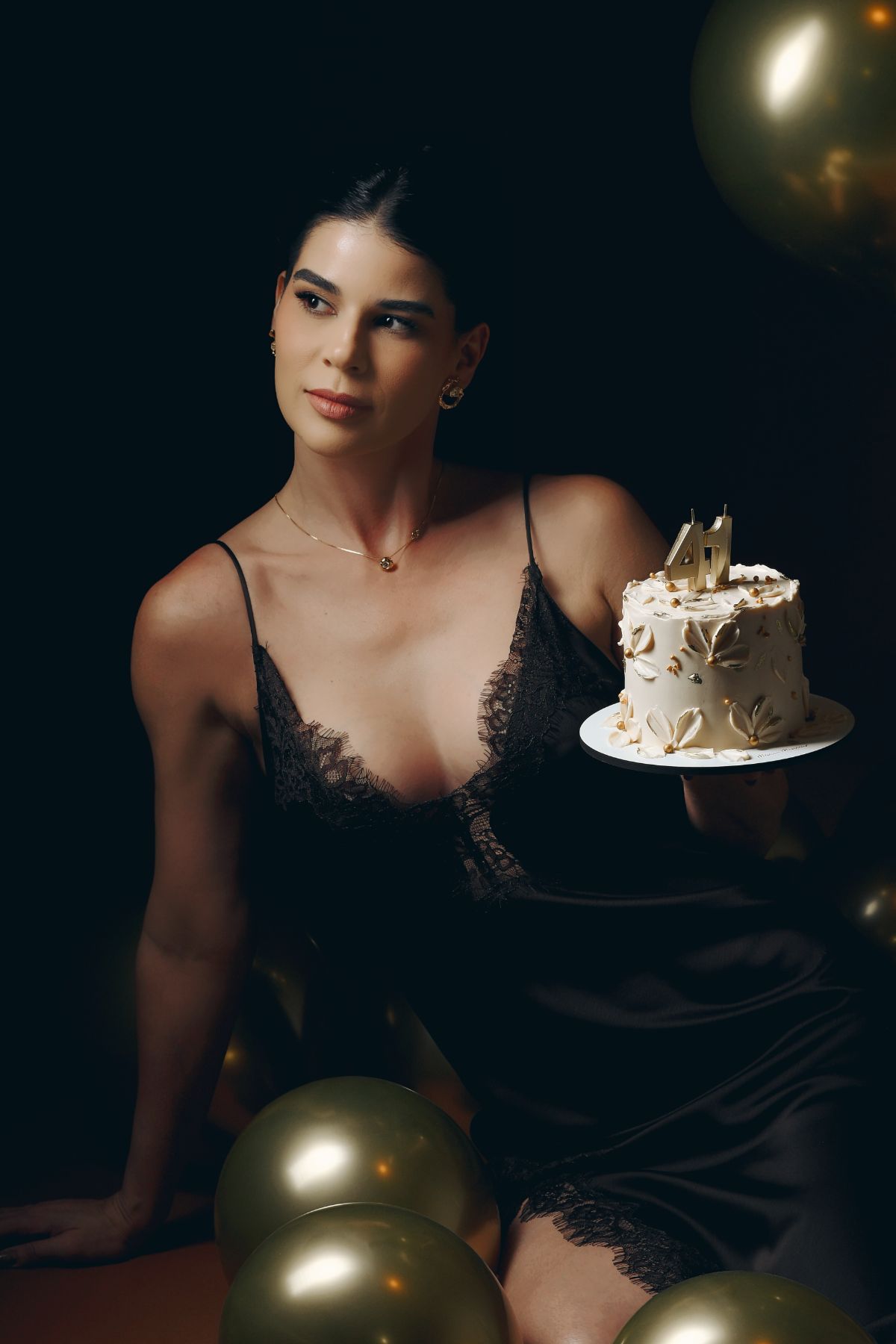 Mulher comemorando aniversário em ensaio fotográfico