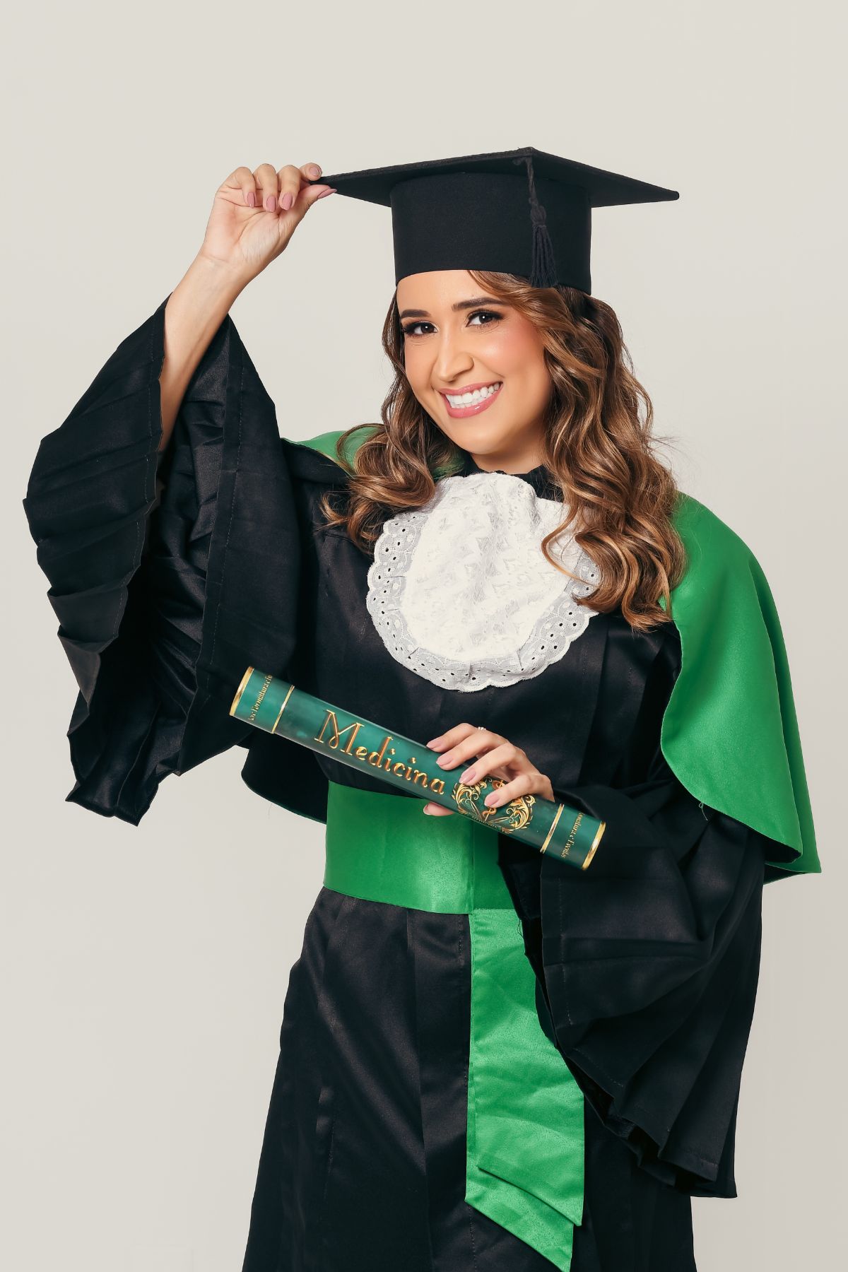 Formanda com beca e capelo em ensaio de formatura